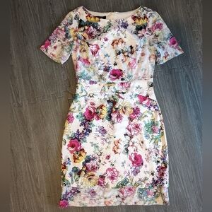 Beautiful floral pencil/aline knee length dress. Size 2, zipper closure.